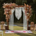 Une arche de mariage décorée en mode DIY