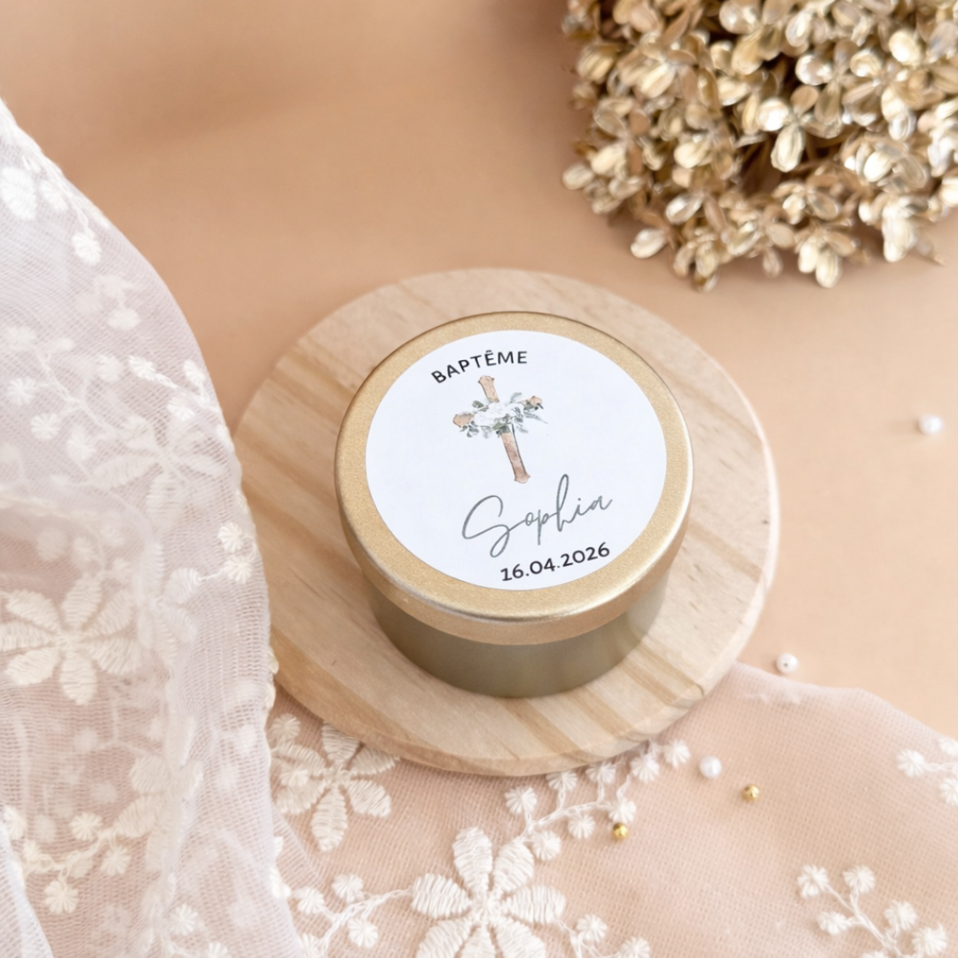 Bougie baptême personnalisée en boîte métal or light avec étiquette prénom et date.
