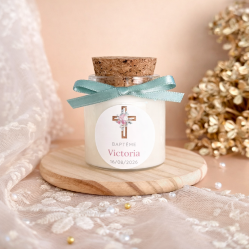Bougie baptême personnalisée en verre avec bouchon liège et croix florale rose, cadeau invité.