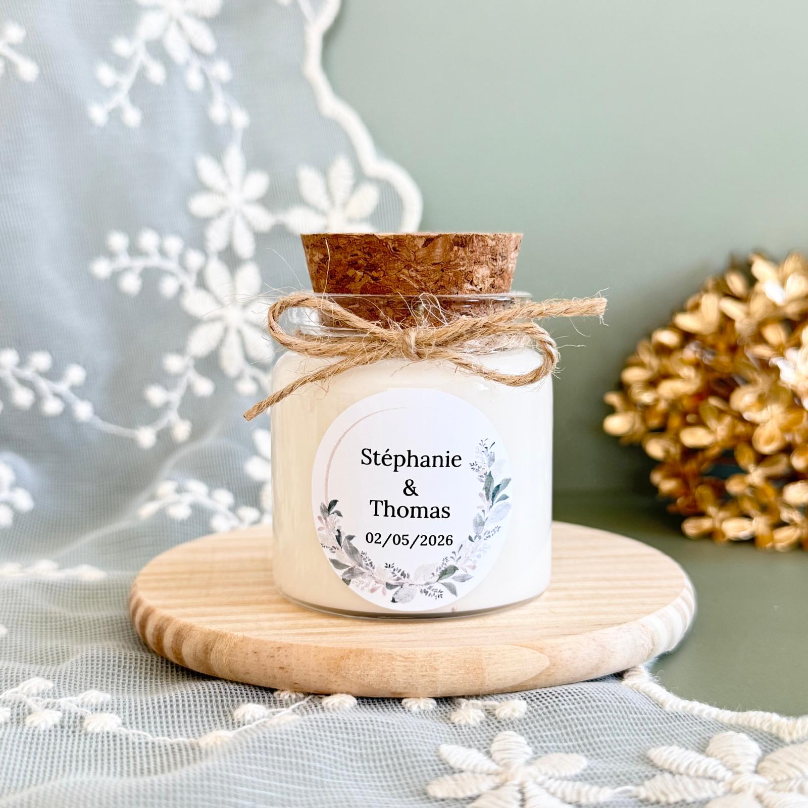 Bougie ronde personnalisée pour mariage avec bouchon en liège naturel et étiquette personnalisée.