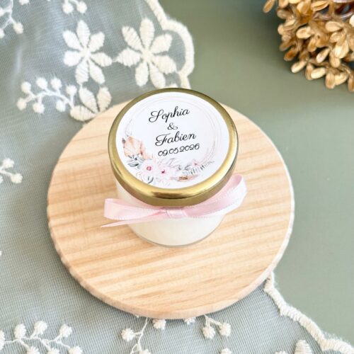 Bougie ronde personnalisée avec prénom des mariés et design floral.