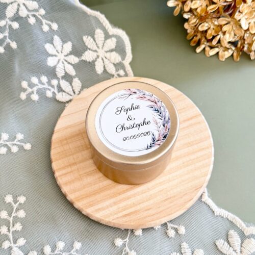 Bougie mariage personnalisée avec couvercle doré et étiquette aux prénoms des mariés.