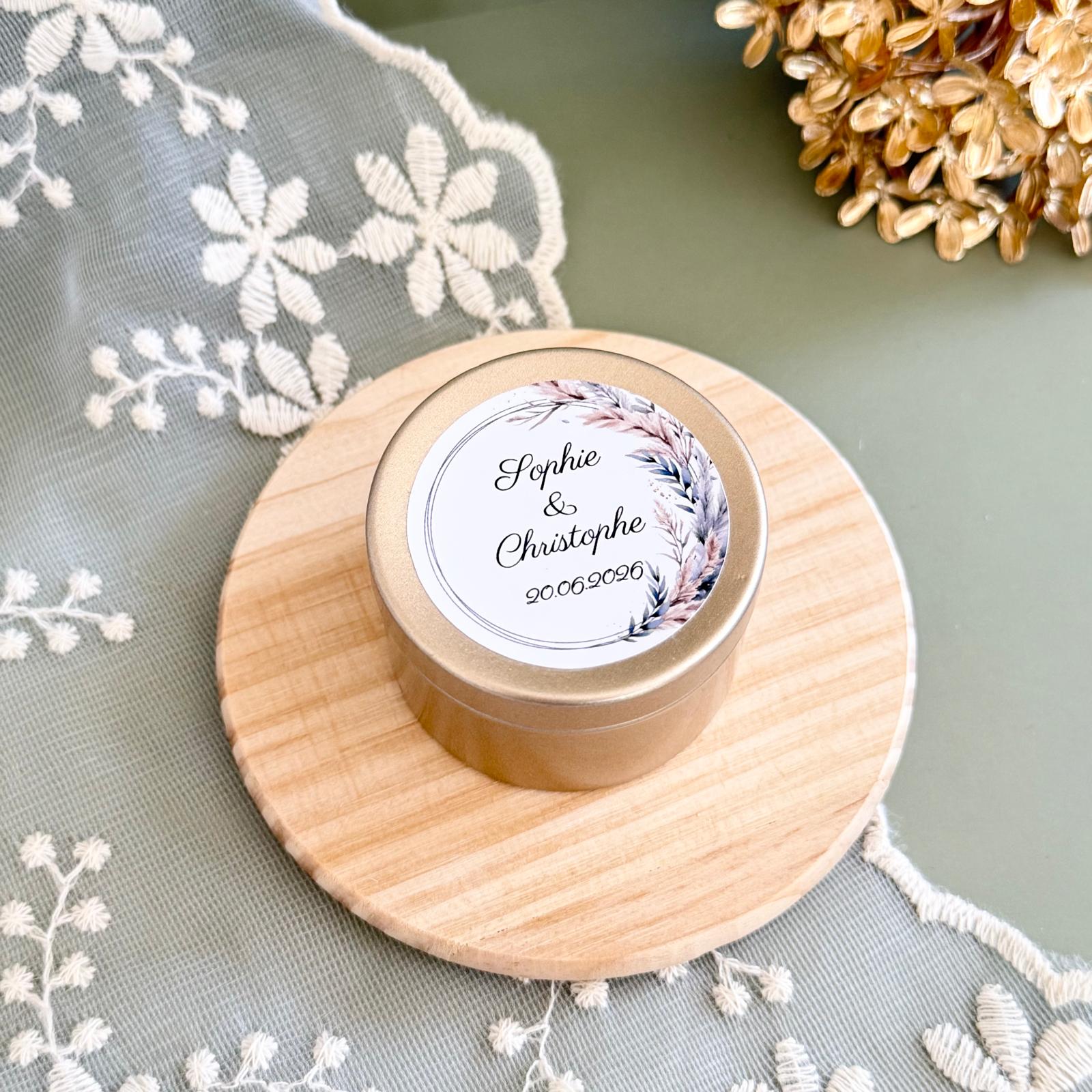Bougie mariage personnalisée avec couvercle doré et étiquette aux prénoms des mariés.