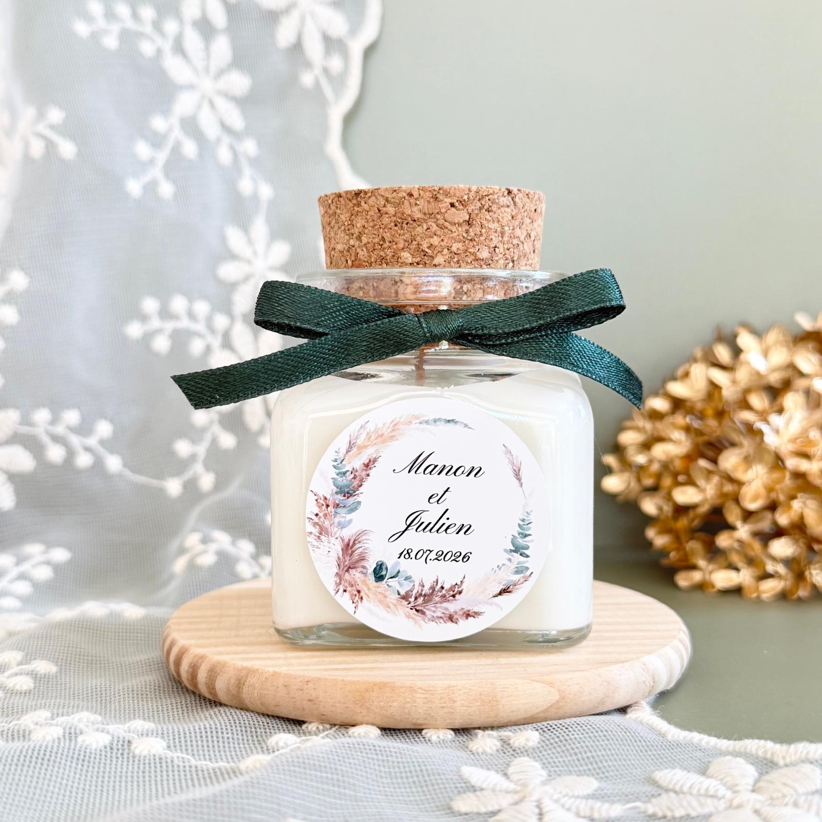 Bougie personnalisée mariage 80g – Cadeau invité premium Bougie personnalisée mariage 80 grammes avec bouchon en liège et ruban décoratif.