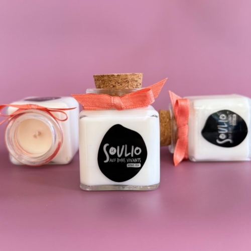 Bougies personnalisées avec logo d'entreprise dans un pot en verre carré, personnalisées pour cadeaux clients, événements professionnels et goodies.