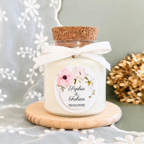 Grande bougie mariage personnalisée avec étiquette florale et ruban blanc.