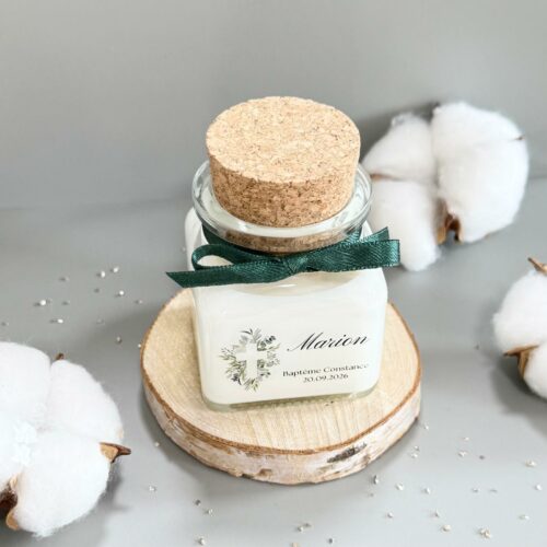Détail d’une bougie marque-place personnalisée avec prénom d’invité, cadeau original pour mariage, baptême et événement.