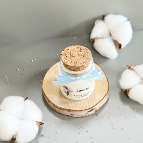 Détail d’une mini bougie marque-place personnalisée avec prénom invité et prénoms des mariés, cadeau invité mariage.