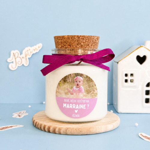 Bougie personnalisée demande marraine avec photo de bébé, ruban fuchsia et étiquette personnalisée dans un pot en verre.