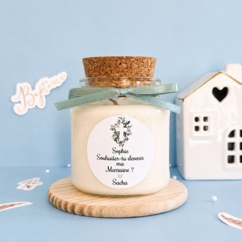 Bougie personnalisée demande marraine baptême avec ruban vert sauge, pot en verre et bouchon en liège personnalisé.