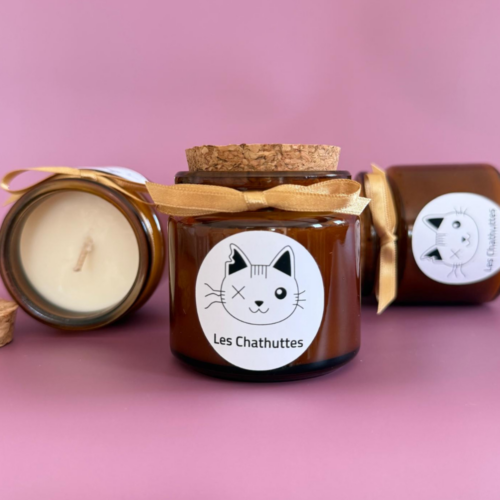 Transformez votre logo en un cadeau d'entreprise mémorable grâce à nos bougies personnalisées artisanales. Idéales comme goodies d'entreprise, cadeaux collaborateurs, cadeaux clients, objets publicitaires ou souvenirs d'événements, elles sont réalisées dans notre atelier du Var avec de la cire de soja européenne et des parfums de Grasse. Une création élégante qui associe artisanat français, personnalisation sur mesure et communication par l'objet.